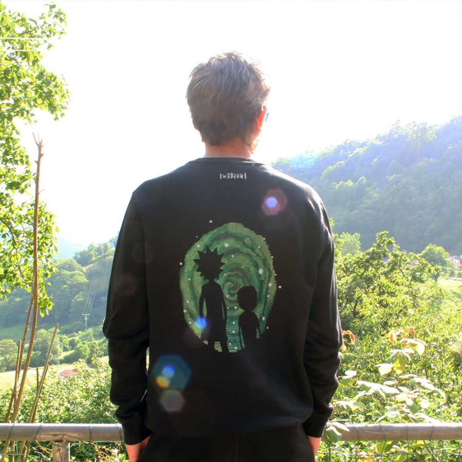 Foto modelo con sudadera Laberintos Rick y Morty. Parte trasera. Color negro