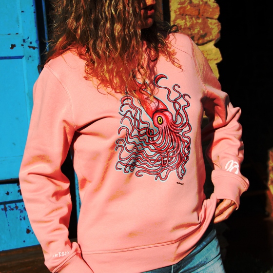 Imagen modelo chica posando con sudadera Calamar en color rosa